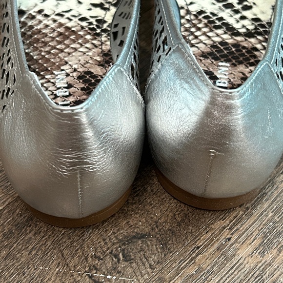 Gianni Bini-Ballet Flats- Perforated Sliver Size 9‎ - Picture 4 of 7